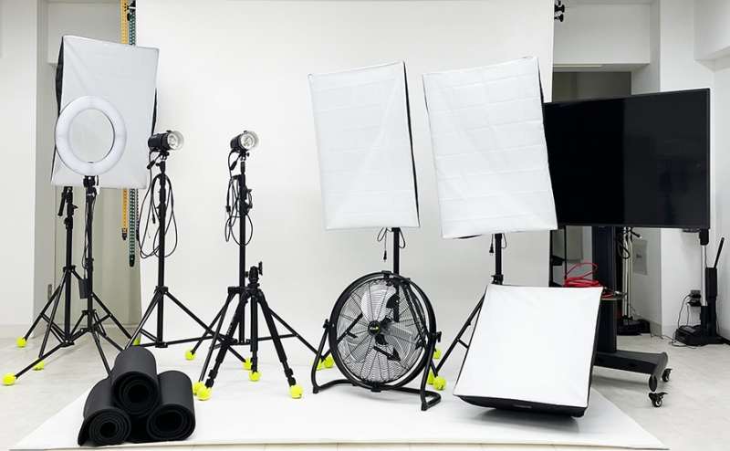 撮影機材は照明機材を中心に大変充実しております。こちら全て無料でご利用できます。