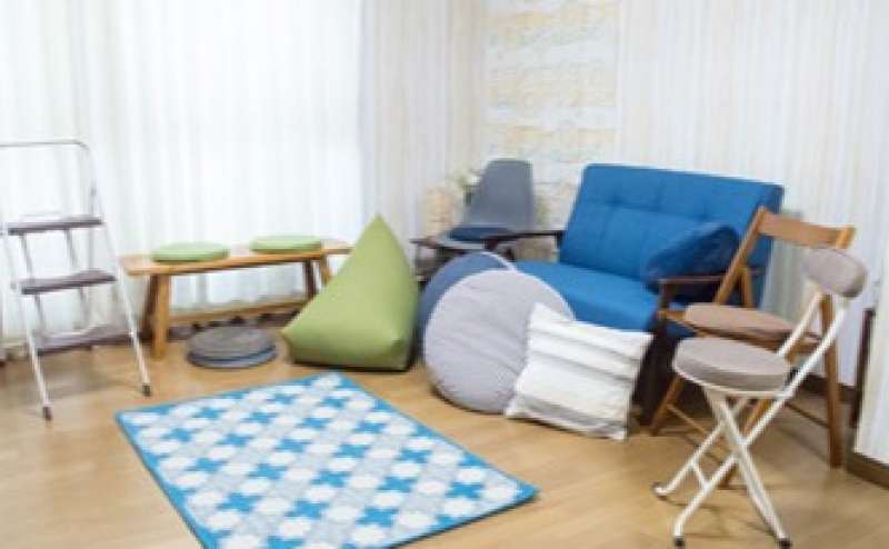 椅子やクッションなどを豊富にご用意しています。ご自由にご利用ください