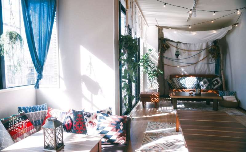 明るい日差しの入る大きな窓