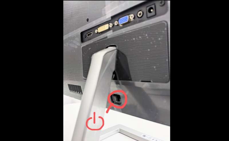 モニターの電源部分です。