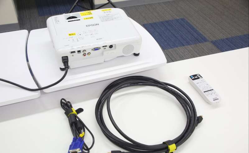 プロジェクター、HDMIケーブル、VGAケーブル無料完備