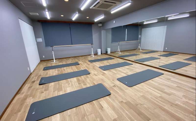 ヨガマットは10枚無料で貸し出しがあります