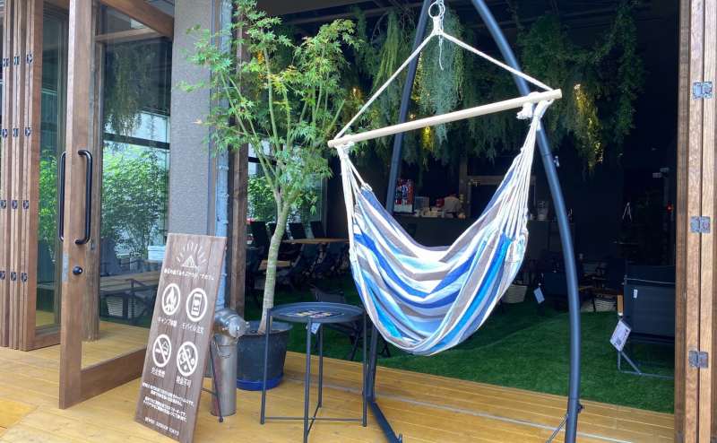 ハンモックを備え付けています。駅近でありながら大自然のなかにいるようにくつろげます