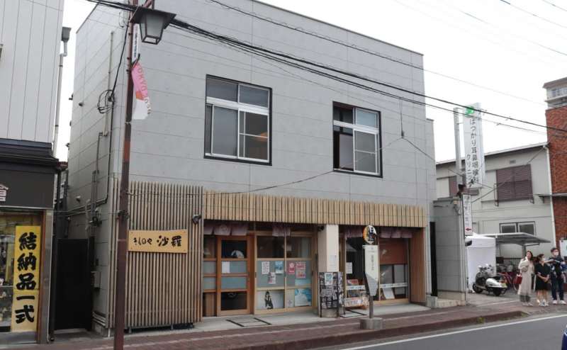 1階は「きもの沙羅」わかりやすい場所にあり迷いません。手前にあるのがバス停です