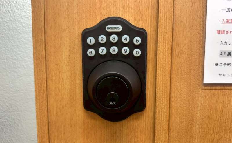 【電子キー：暗証番号＋「LOCK STATE」を押して解錠いただけます】