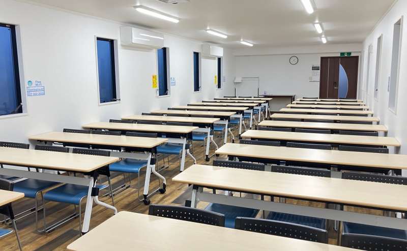 自然光の入る会議室です。