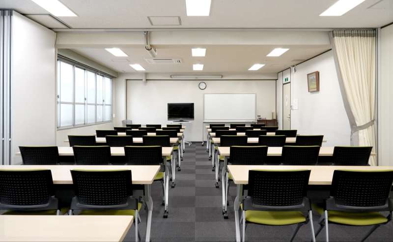 モニターやホワイドボード、またはプロジェクターが無料で使用できます。予約時にお申し付けください。※スクール形式　39名着席可能。