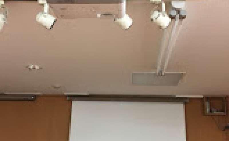 プロジェクターとスクリーン