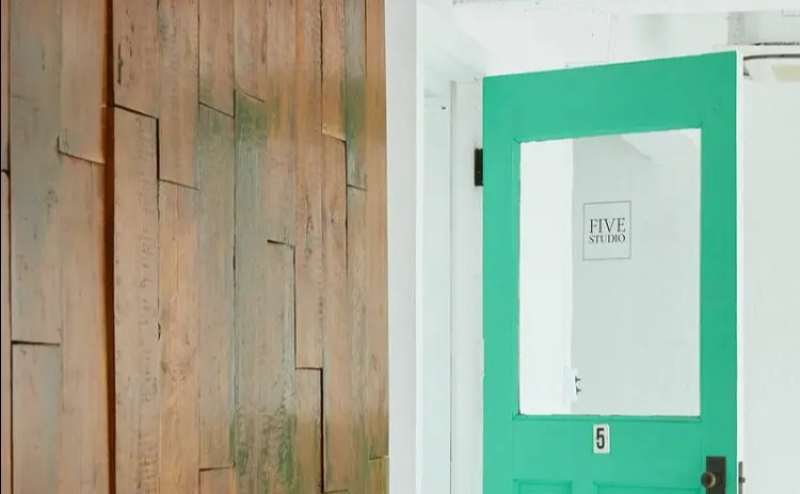 片側には明るいパステルグリーンのドア。ニュアンスの違うショットに