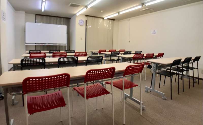 金沢駅東口より徒歩8分。24時間利用可、最大24名着席可、高速Wi-Fi、プロジェクター、演台、ホワイトボードなど全ての備品が利用無料の格安貸し会議室