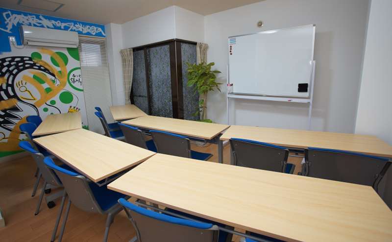 最大12名まで収容可能で机６個・椅子１２個用意しています。