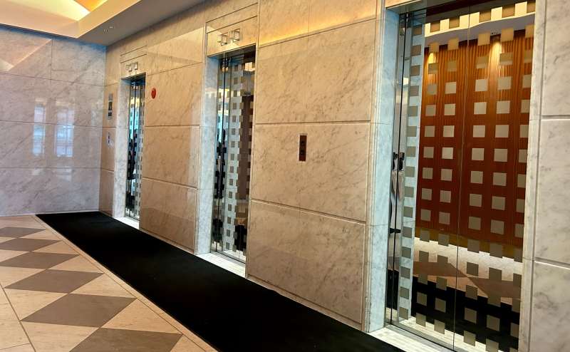 【エレベーターで３階までお上がりください】