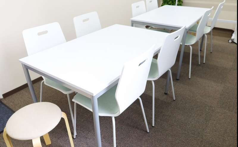 背もたれ付きの椅子8客と丸椅子4脚。テーブルは120cm×75cmのものが2台ございます