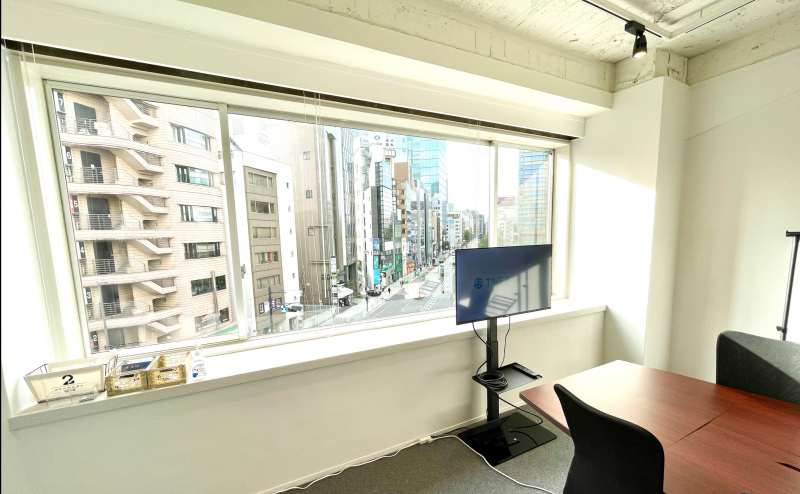 【窓の外には六本木駅前の街並みが広がります】 - TIME SHARING 六本木 第6DMJビル 4Dの写真