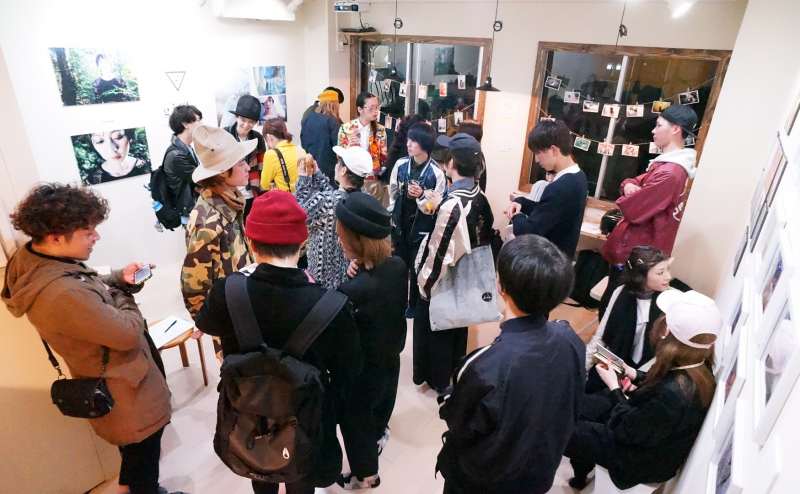 スタンディングで20名ほど収容可能です