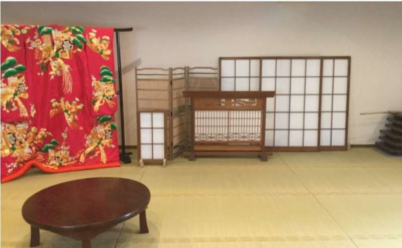 新館の様子です 机などの小道具もあります