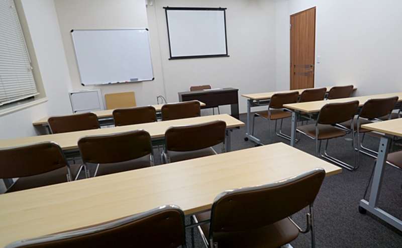 スクリーンは壁固定です。ホワイトボードもご利用いただけます。すべて無料です