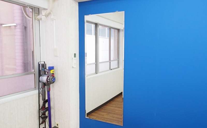 全身鏡（姿見鏡）があります。掃除機はダイソン。ちょっと掃除のテンションが上ります。