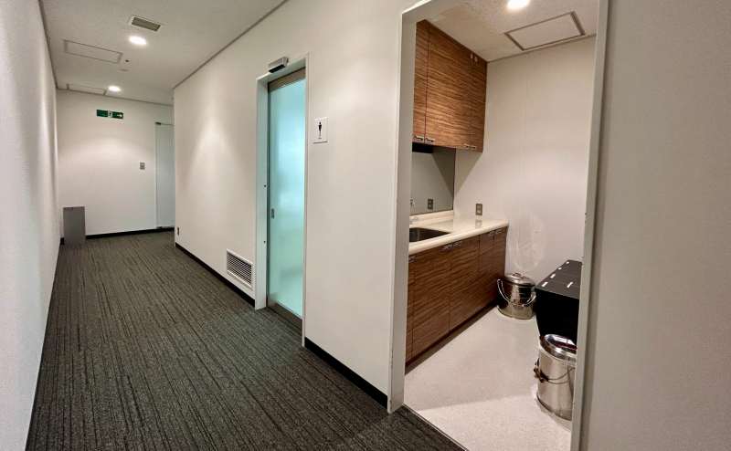 【給湯室・男子トイレ入口】