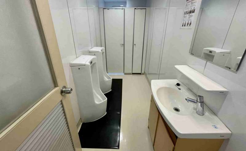 【男性トイレ（小便器×2、個室×1）】 - TIME SHARING 新宿7Aの写真