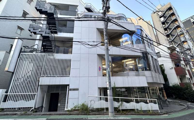 【ビル外観（入口側）】