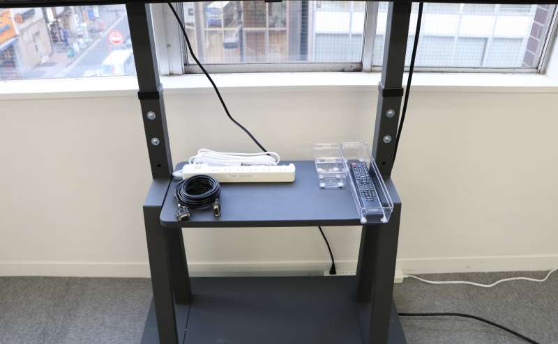 【VGAケーブル・延長コードはモニター台にあります】 - TIME SHARING 銀座一丁目の写真