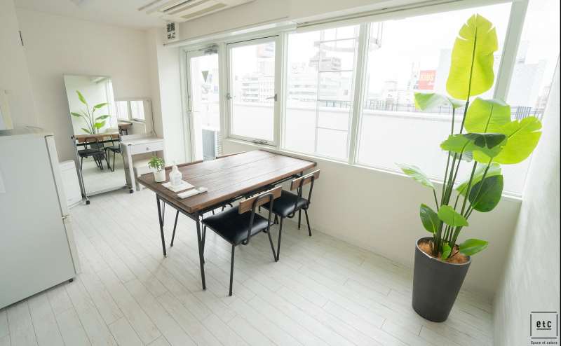 白を基調とした控え室は10m2ほどとなります。