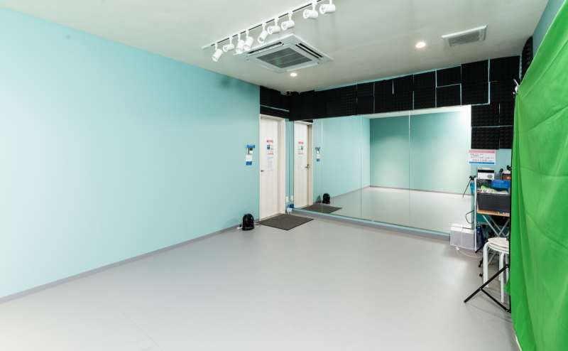 少人数での撮影にぴったりの完全個室スタジオ。壁面鏡完備です