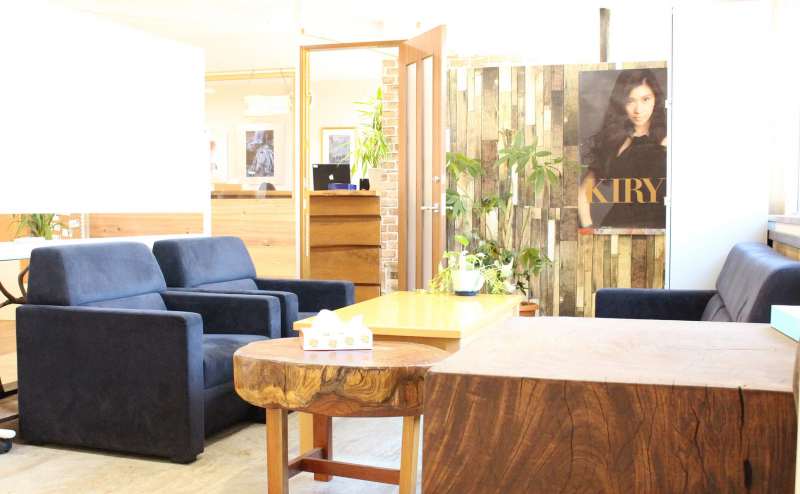 建物階段上のオープンスペース　別途料金不要で利用できます