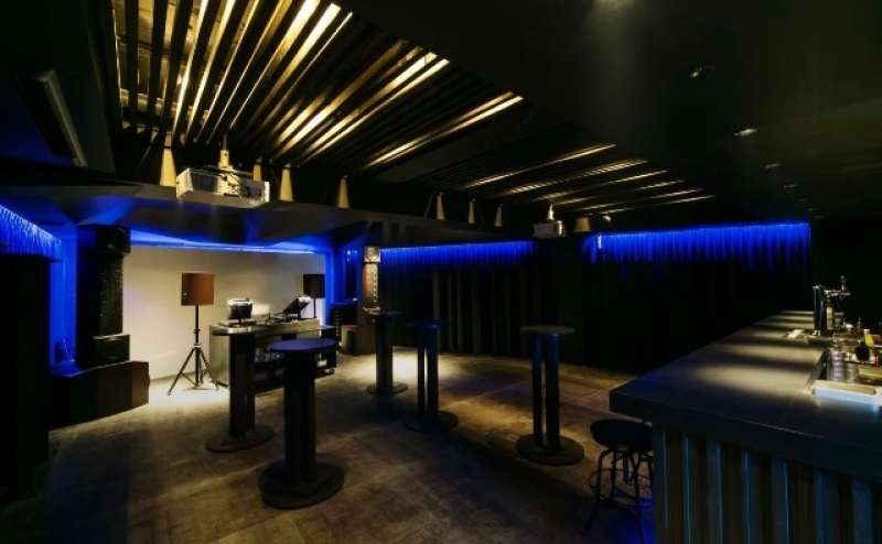 【音響設備・大型スクリーン完備！】100名まで収容可能のサウンドBAR