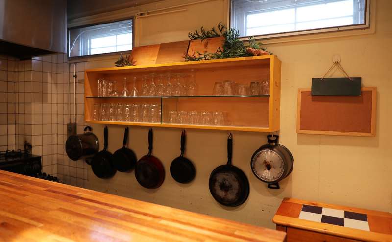 各種お皿＆グラス＆調理器具が揃っています。