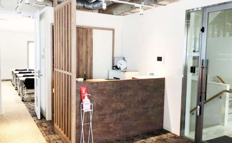 平日は専門の受付がお客様をお出迎え。取引先の印象が良くなります。