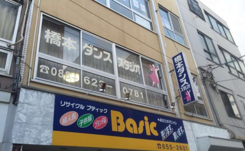 ビルの2階にございます。大きな窓があり自然光の入ってくる明るいスタジオを格安でご利用いただけます