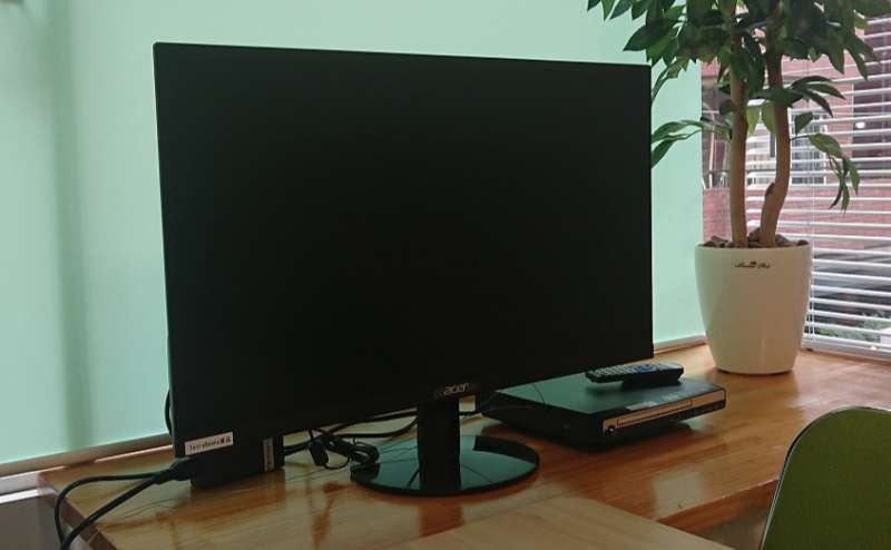 27インチディスプレイ(FullHD)。スピーカー内蔵です。