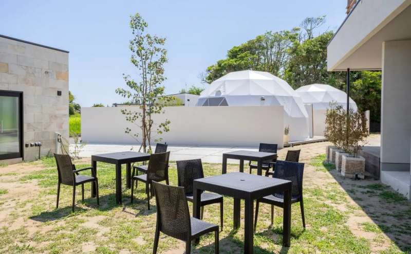 グランピング施設内のアウトドアカフェ＆ガーデン：貸切パーティーやBBQに最適！