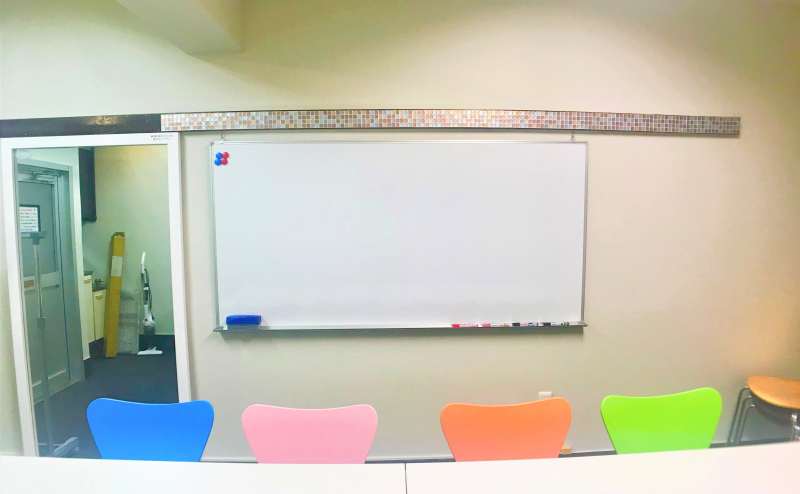 幅180cm x 高さ90cm のホーロー製ホワイトボードを設置しています。