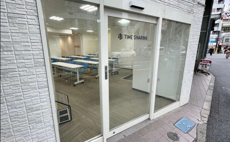 【入口の自動ドアはスイッチを入れて自動開閉にすることが出来ます】 - TIME SHARING 代々木駅西口前の写真