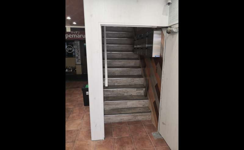 建物の入り口の階段です。こちらからお上がりください。