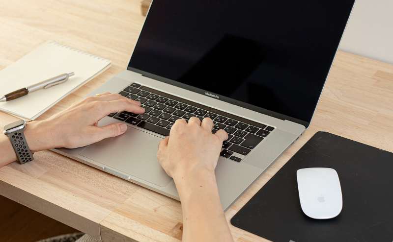 座椅子に座って寛げるデスク