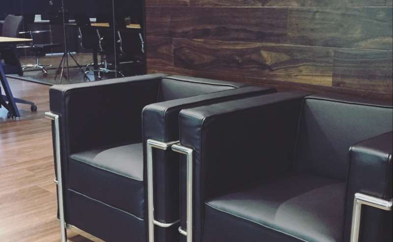 落ち着いたレンタルオフィス内のミーティングルームです