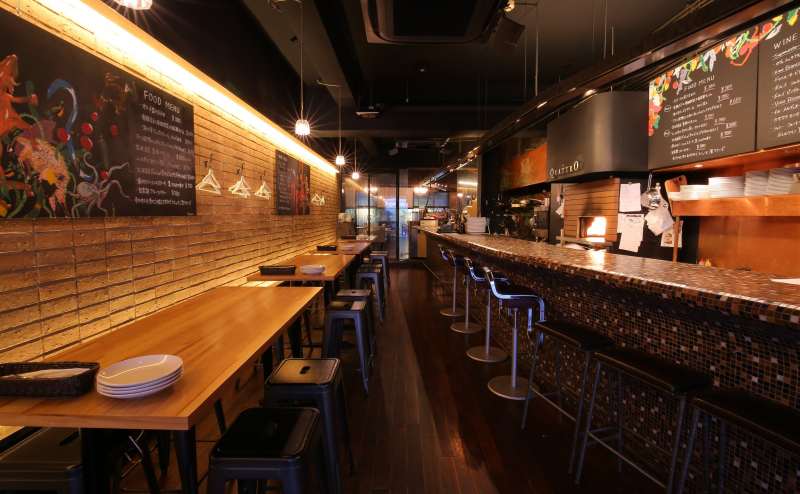 手前のフロア（オープンキッチン）