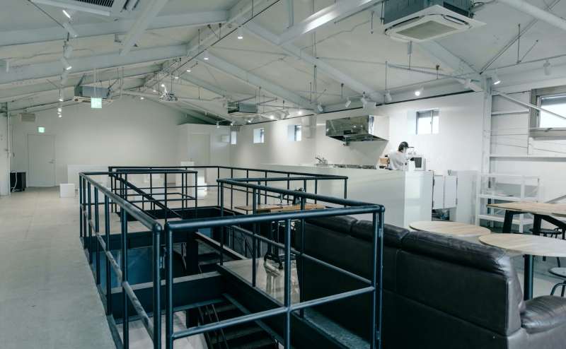 空間真ん中に階段があります。