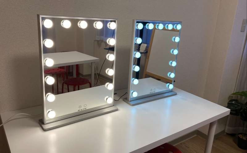 女優ミラーが2台あります。ヘアメイク・撮影時にお使いください。