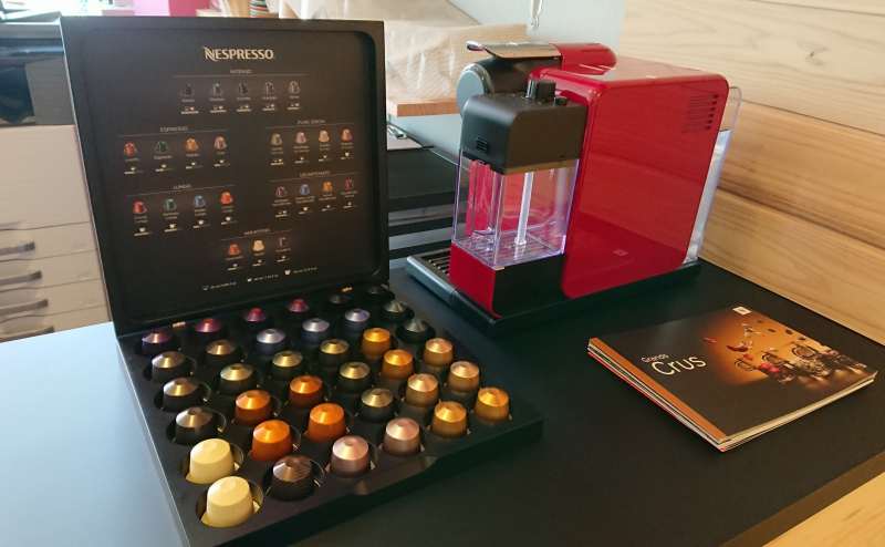 お飲み物もございます。淹れたてコーヒー・オレンジジュース、各200円