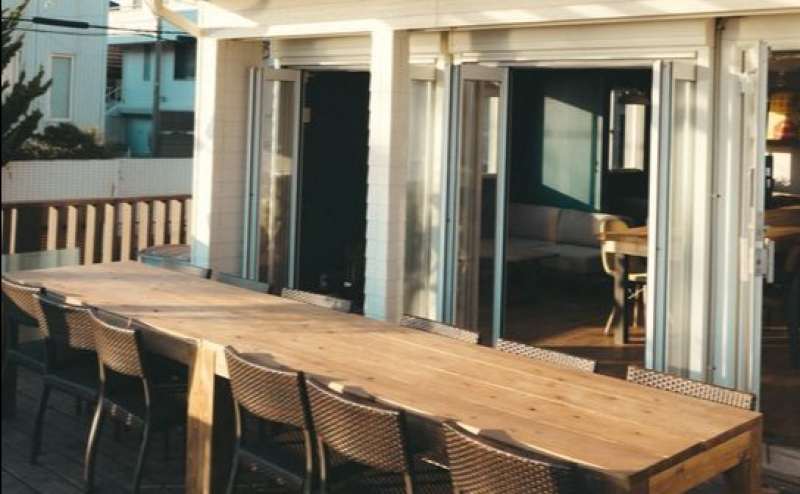 テラス席には大きいテーブルを用意しています。