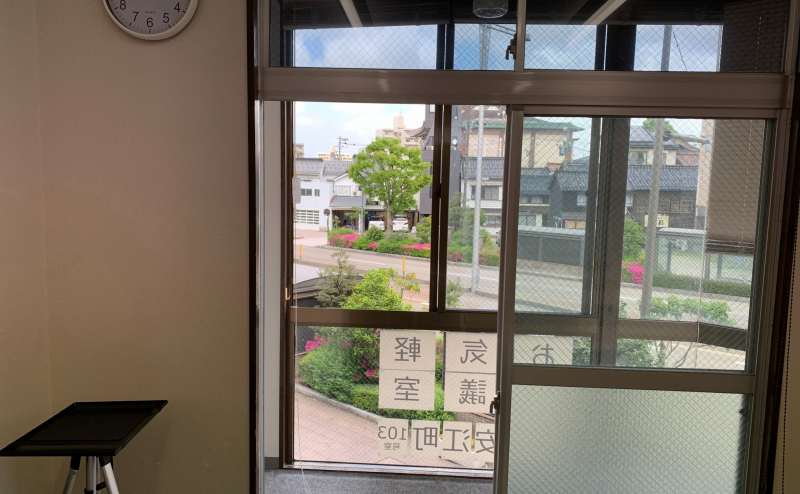 奥に大きな窓があります