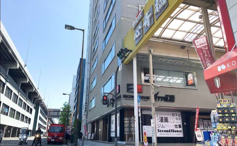 中央大通を堺筋本町駅方面に進んでください。アーケードのある心斎橋筋を通り過ぎます。