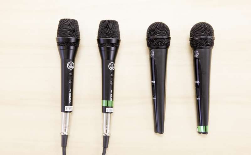 マイクは有線2本と無線2本でご用意。