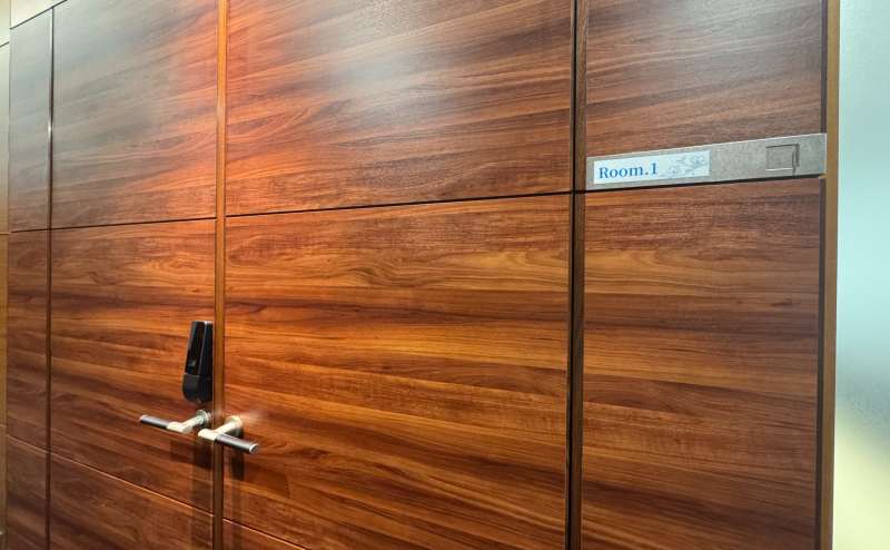 【扉に電子ロックを設置しております。ご予約メールに記載の暗証番号で開錠ください。】