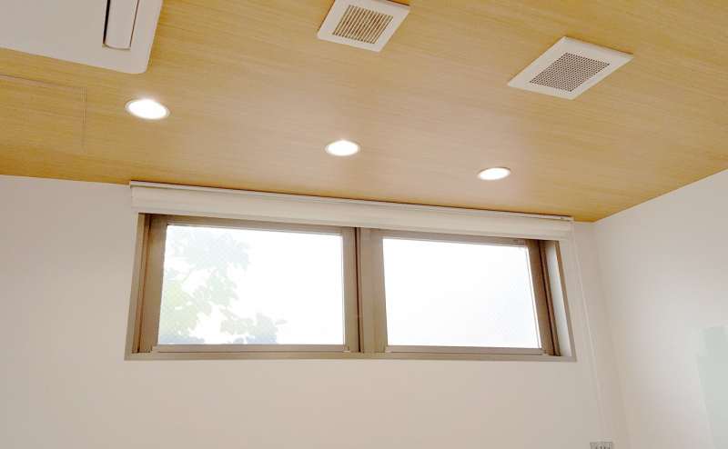 窓付きで明るい部屋です。